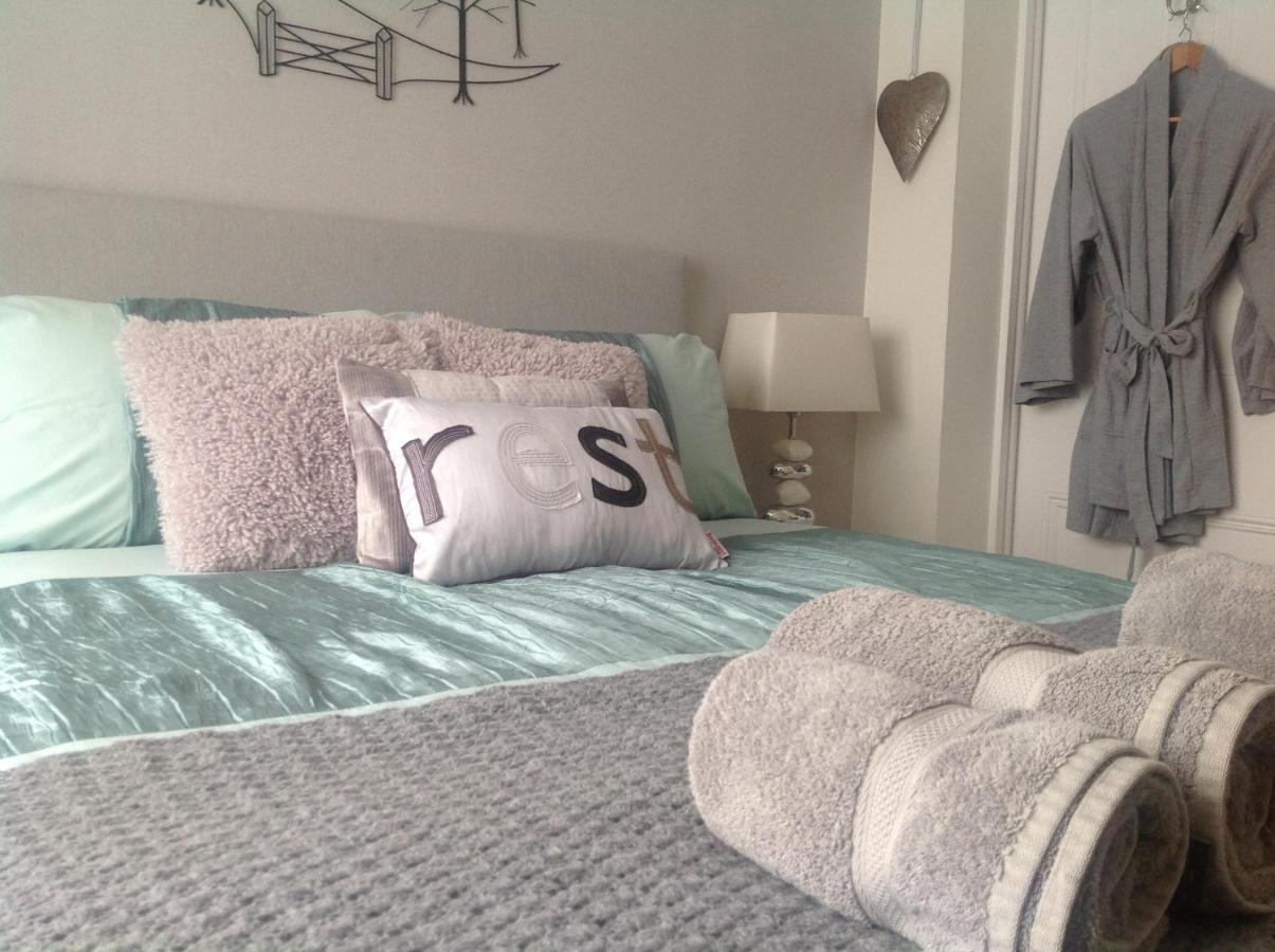 No. 49 Bed and Breakfast Pembroke Dock Esterno foto