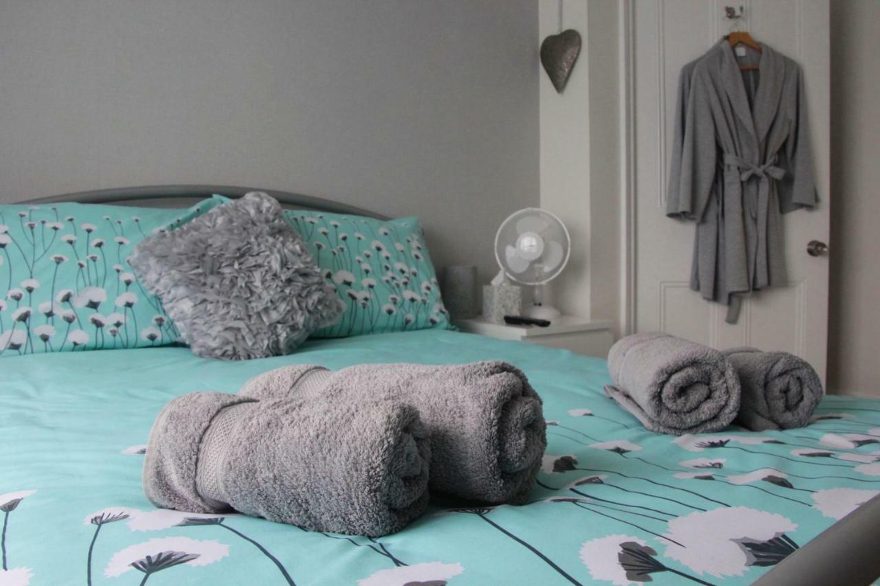 No. 49 Bed and Breakfast Pembroke Dock Esterno foto